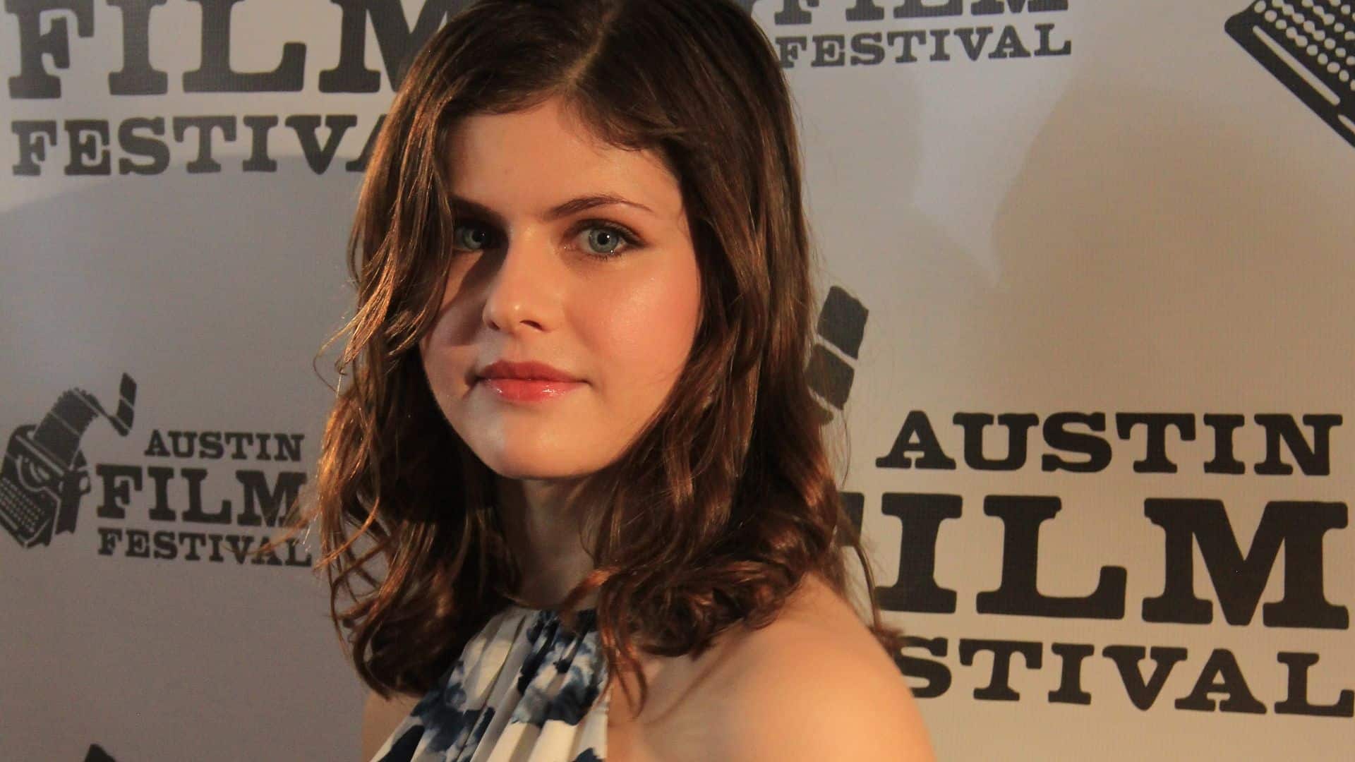 Alexandra Daddario Most Beautiful And Hottest Young Hollywood Actress