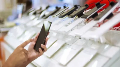 Mobile Retailer Stores: The Backbone of Smartphone Commerce and Connectivity